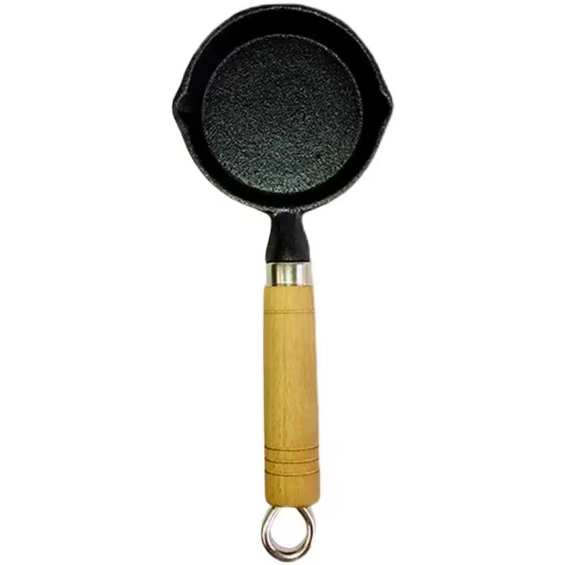 ملعقة شعيرية مرشوشة بالزيت وعاء ساخن صغير من الحديد الزهر وعاء حديدي صغير ملطخ بالزيت